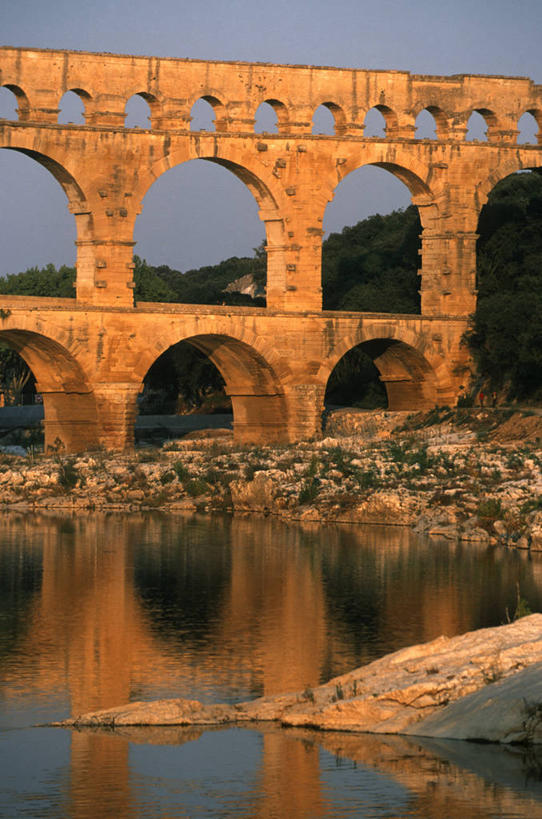 无人,家,竖图,室外,白天,正面,度假,河流,美景,山,山脉,树林,水,植物,城市风光,城市,桥梁,法国,欧洲,房屋,屋子,河水,景观,山峰,水流,拱门,桥,山峦,娱乐,石桥,楼房,拱桥,住宅,树,树木,蓝色,绿色,倒影,蓝天,天空,自然,群山,天,享受,休闲,景色,放松,拱形,生长,成长,人行桥,石拱桥,倒映,西欧,法兰西,加德桥,法兰西共和国,加尔桥,法兰西第五共和国,加尔省,反照,彩图,房子