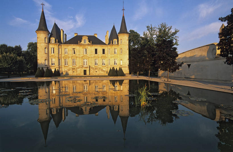 无人,横图,室外,白天,正面,旅游,度假,河流,名胜古迹,山,山脉,水,植物,标志建筑,地标,建筑,法国,欧洲,阴影,遗迹,光线,影子,堡垒,城堡,河水,山峰,水流,云,云朵,山峦,云彩,古迹,文物,娱乐,建设,古建筑,树,树木,蓝色,绿色,白云,倒影,蓝天,天空,阳光,自然,群山,天,享受,休闲,旅游胜地,放松,生长,晴朗,成长,倒映,西欧,要塞,法兰西,古文明,法兰西共和国,首府,波尔多,阿基坦,法兰西第五共和国,反照,亚魁当,波尔多市,吉伦特省,阿基坦大区,设防,吉伦特,晴空,彩图,波亚克