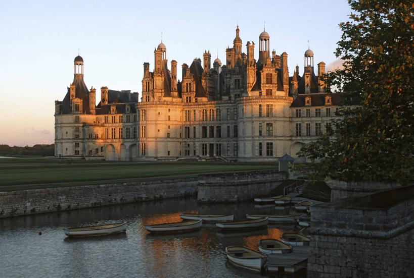 无人,横图,室外,白天,正面,旅游,度假,草地,草坪,河流,名胜古迹,日落,树林,水,植物,标志建筑,地标,建筑,轮船,船,法国,欧洲,停靠,遗迹,堡垒,城堡,河水,水流,晚霞,霞光,落日,古迹,文物,娱乐,建设,古建筑,草,树,树木,绿色,天空,自然,黄昏,交通工具,天,享受,休闲,旅游胜地,彩霞,放松,生长,成长,西欧,要塞,停泊,法兰西,载具,古文明,法兰西共和国,卢瓦尔河地区,法兰西第五共和国,夕照,薄暮,卢瓦尔,卢瓦尔大区,卢瓦尔河大区,设防,香波城堡,夕阳,彩图,傍晚,斜阳