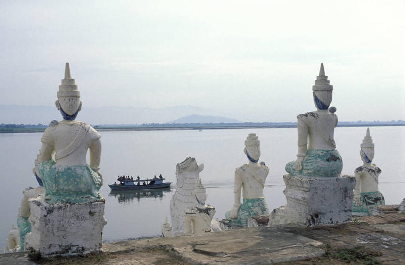 无人,横图,室外,白天,正面,旅游,度假,湖,湖泊,名胜古迹,水,标志建筑,地标,建筑,轮船,船,雕塑,缅甸,亚洲,阴影,遗迹,艺术,装饰,光线,雕刻,雕像,影子,湖面,水流,水面,塔,古迹,文物,娱乐,建设,古建筑,宝塔,佛塔,蓝色,蓝天,天空,阳光,工艺品,交通工具,湖水,天,享受,休闲,旅游胜地,放松,东南亚,晴朗,纪念,美术,载具,主题,陈列,古文明,万里无云,缅甸联邦,功能,美学,浮图,浮屠,实皆省,晴空,晴空万里,彩图,全身,塔婆,浮图塔,浮头,佛图