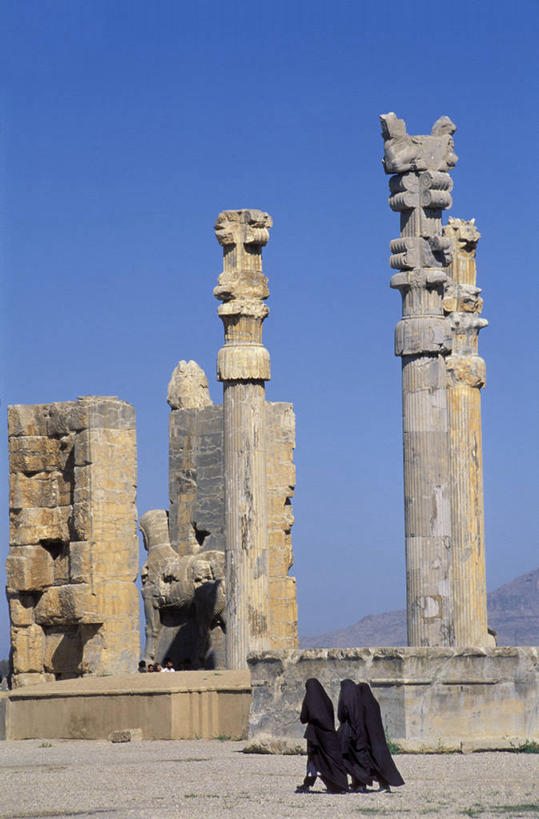 东方人,三个人,伙伴,朋友,走,竖图,室外,白天,侧面,民族服装,旅游,度假,友谊,名胜古迹,标志建筑,地标,建筑,雕塑,伊朗,亚洲,阴影,遗迹,艺术,装饰,光线,雕刻,雕像,影子,柱子,首都,黄种人,古迹,文物,娱乐,建设,古建筑,蓝色,蓝天,天空,阳光,工艺品,天,享受,休闲,旅游胜地,放松,晴朗,纪念,美术,主题,西亚,陈列,古文明,万里无云,功能,美学,阿黑门尼德王朝,阿契美尼德王朝,阿契美尼德帝国,波斯波利斯,波斯帝国,伊朗伊斯兰共和国,友情,年轻女性,女人,女性,亚洲人,晴空,晴空万里,步行,散步,走路,彩图,全身,传统服装,民俗服,阿帕达纳宫