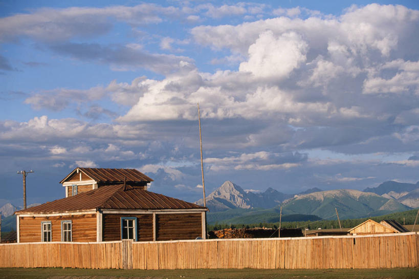 无人,家,横图,室外,白天,正面,旅游,度假,草地,草坪,美景,山,山脉,树林,植物,蒙古,亚洲,阴影,光线,影子,房屋,墙,屋子,景观,山峰,云,云朵,山峦,云彩,娱乐,楼房,墙壁,墙面,住宅,草,树,树木,蓝色,绿色,白云,蓝天,天空,阳光,自然,群山,天,享受,休闲,景色,放松,生长,晴朗,成长,自然风光,东亚,草原之国,蒙古国,外蒙,外蒙古,库苏古尔省,晴空,彩图,房子