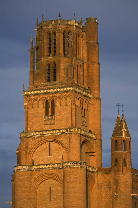 无人,教堂,竖图,室外,白天,仰视,旅游,度假,名胜古迹,标志建筑,地标,建筑,法国,欧洲,节日,遗迹,时间,时钟,乌云,云,阴天,云朵,计时,云彩,古迹,文化,文物,娱乐,建设,古建筑,天空,钟表,天,祈祷,享受,休闲,健康,表,旅游胜地,放松,许愿,宗教,信仰,纪念,祈求,昏暗,阴沉,西欧,法兰西,信念,古文明,法兰西共和国,法兰西第五共和国,塔钟,南部.比利牛斯,南部.比利牛斯大区,塔恩.加龙省,平安,钟,彩图,低角度拍摄,大教堂,礼拜堂,阿尔比,阿尔比主教座堂,阿尔比区