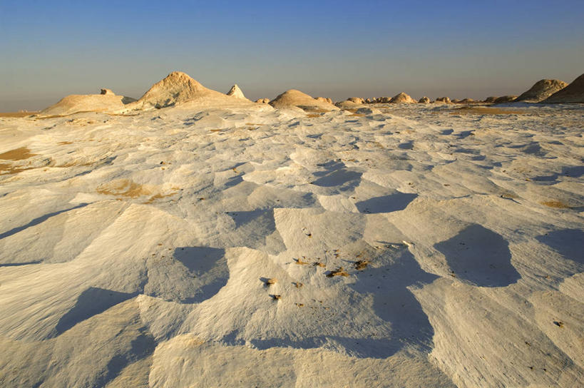 无人,横图,室外,白天,正面,旅游,度假,石头,美景,沙漠,山,山脉,非洲,埃及,阴影,光线,石子,影子,景观,山峰,山峦,娱乐,蓝色,蓝天,天空,阳光,自然,群山,天,享受,休闲,景色,放松,晴朗,自然风光,万里无云,阿拉伯埃及共和国,金字塔之国,棉花之国,阿非利加洲,撒哈拉沙漠,撒哈拉大沙漠,上埃及,大漠,砂漠,石块,岩石,晴空,晴空万里,彩图,利比亚沙漠