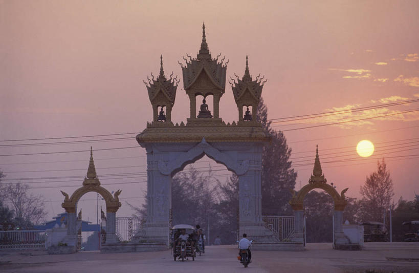 东方人,坐,横图,室外,白天,度假,美景,日落,城市风光,城市,摩托车,老挝,亚洲,行人,服装,电力,电线,线,景观,晚霞,霞光,落日,黄包车,电能,首都,许多人,线路,注视,休闲装,黄种人,娱乐,路人,车,骑,背面,衣服,黄昏,交通工具,人力车,观察,看,一群人,骑车,享受,休闲,休闲服,景色,彩霞,放松,服饰,东南亚,观看,电,电源,电源线,察看,关注,载具,能量,万象,塔銮,老挝人民民主共和国,夕照,薄暮,过客,男人,男性,中年男性,亚洲人,夕阳,坐着,彩图,全身,傍晚,斜阳