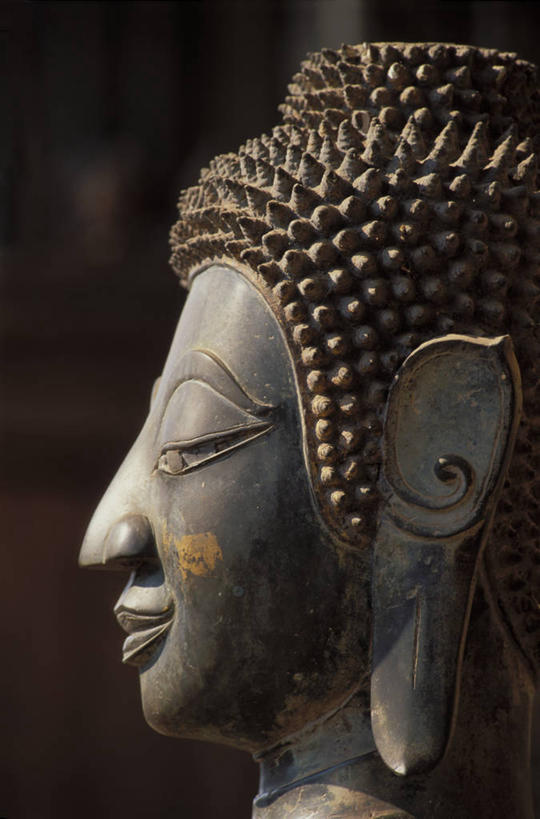 无人,博物馆,站,闭眼,笑,微笑,竖图,室外,特写,白天,侧面,旅游,度假,标志建筑,地标,建筑,雕塑,老挝,亚洲,阴影,研究,艺术,装饰,光线,雕刻,雕像,影子,首都,教育,娱乐,建设,阳光,工艺品,站着,享受,休闲,旅游胜地,放松,东南亚,纪念,展览,玉佛寺,美术,欣赏,主题,陈列,万象,功能,美学,老挝人民民主共和国,典藏,闭眼睛,闭着眼,闭着眼睛,站立,半身,彩图