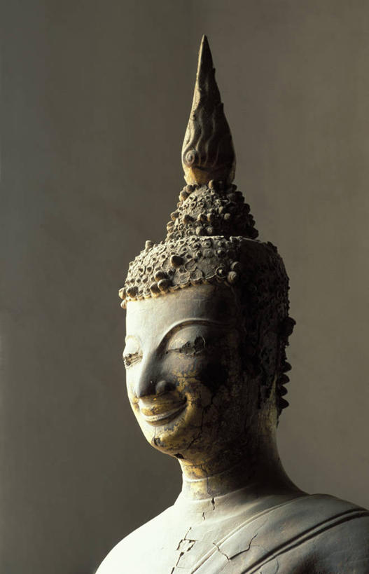 无人,博物馆,站,闭眼,笑,微笑,竖图,室外,特写,白天,侧面,旅游,度假,标志建筑,地标,建筑,雕塑,老挝,亚洲,阴影,研究,艺术,装饰,光线,雕刻,雕像,影子,教育,娱乐,建设,阳光,工艺品,站着,享受,休闲,旅游胜地,放松,东南亚,纪念,展览,美术,欣赏,主题,陈列,琅勃拉邦,首府,功能,美学,老挝人民民主共和国,典藏,琅勃拉邦省,銮佛邦,闭眼睛,闭着眼,闭着眼睛,站立,半身,彩图