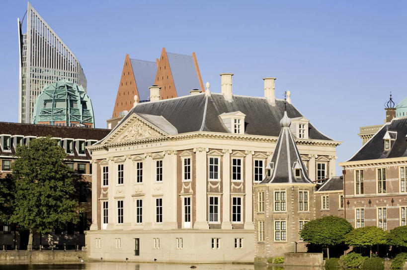 无人,博物馆,高楼大厦,横图,室外,白天,正面,旅游,度假,草地,草坪,树林,植物,窗户,标志建筑,大厦,地标,建筑,摩天大楼,欧洲,荷兰,一排,阴影,研究,整齐,并列,并排,光线,影子,教育,娱乐,建设,玻璃窗,草,树,树木,排列,蓝色,绿色,蓝天,天空,阳光,自然,天,享受,休闲,旅游胜地,放松,生长,晴朗,成长,展览,西欧,队列,欣赏,平行,陈列,万里无云,荷兰王国,尼德兰王国,海牙,典藏,晴空,晴空万里,彩图,大楼,高层建筑,高楼,摩天楼,莫瑞泰斯皇家美术馆