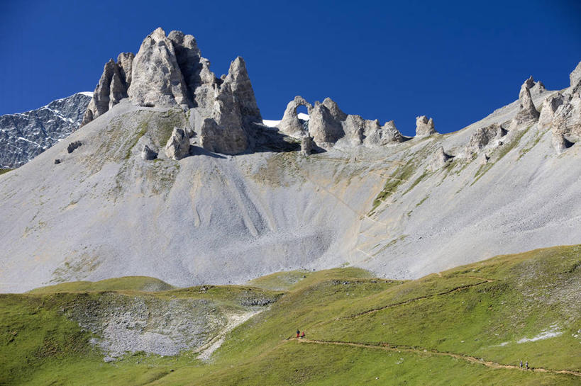 无人,横图,室外,白天,正面,旅游,度假,草地,草坪,石头,美景,山,山脉,植物,法国,欧洲,阴影,光线,石子,影子,景观,山顶,山峰,山峦,娱乐,草,蓝色,绿色,蓝天,天空,阳光,自然,群山,天,享受,休闲,景色,放松,晴朗,西欧,法兰西,自然风光,万里无云,法兰西共和国,法兰西第五共和国,颠峰,极峰,萨瓦省,石块,岩石,晴空,晴空万里,彩图,罗讷.阿尔卑斯,罗讷.阿尔卑斯大区