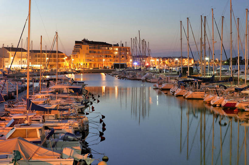 帆船,无人,家,横图,室外,白天,正面,旅游,度假,河流,美景,日落,水,城市风光,城市,建筑,路灯,船,照明,法国,欧洲,一排,许多,停靠,阴影,波纹,整齐,并列,并排,光线,影子,房屋,屋子,河水,景观,水流,晚霞,霞光,落日,公寓,灯光,涟漪,很多,娱乐,建设,洋房,楼房,住宅,灯,排列,倒影,水纹,黄昏,交通工具,波浪,享受,休闲,景色,彩霞,放松,照亮,倒映,照明设备,西欧,队列,停泊,法兰西,载具,平行,法兰西共和国,水晕,法兰西第五共和国,夕照,反照,薄暮,埃罗,朗格多克.鲁西永,埃罗省,朗格多克.鲁西永大区,夕阳,彩图,傍晚,房子,斜阳,瓦尔拉普拉格