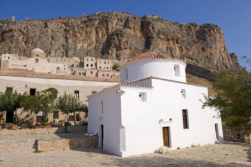 无人,教堂,横图,室外,白天,正面,旅游,度假,石头,名胜古迹,植物,标志建筑,地标,建筑,希腊,欧洲,阴影,节日,遗迹,光线,石子,影子,古迹,文化,文物,娱乐,建设,古建筑,树,树木,蓝色,绿色,蓝天,天空,阳光,自然,天,祈祷,享受,休闲,健康,旅游胜地,放松,许愿,宗教,信仰,生长,晴朗,成长,纪念,祈求,基督教,天主教,信念,古文明,希腊共和国,万里无云,东正教,伯罗奔尼撒,伯罗奔尼撒半岛,希腊正教,正教,拉科尼亚,拉科尼亚州,莫奈姆瓦夏,平安,石块,岩石,晴空,晴空万里,彩图,大教堂,礼拜堂