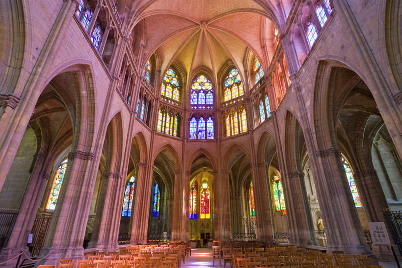 无人,教堂,横图,室内,白天,仰视,旅游,度假,名胜古迹,门,标志建筑,地标,建筑,法国,欧洲,节日,遗迹,墙,拱门,古迹,文化,文物,娱乐,建设,古建筑,墙壁,墙面,门框,祈祷,享受,休闲,健康,旅游胜地,放松,许愿,宗教,信仰,纪念,祈求,基督教,勃艮第,西欧,天主教,法兰西,信念,古文明,法兰西共和国,法兰西第五共和国,彩绘玻璃,彩色玻璃,教堂玻璃,艺术玻璃,勃艮第大区,涅夫勒省,平安,彩图,低角度拍摄,大教堂,礼拜堂,讷韦尔