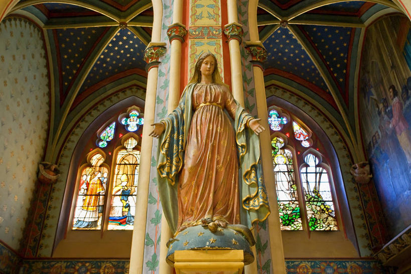 西方人,一个人,无人,教堂,站,横图,室内,白天,仰视,民族服装,旅游,度假,名胜古迹,标志建筑,地标,建筑,雕塑,法国,欧洲,欧洲人,仅一个女性,仅一个人,圣母,圣母玛利亚,服装,节日,遗迹,艺术,装饰,雕刻,雕像,柱子,墙,古迹,文化,文物,娱乐,建设,古建筑,墙壁,墙面,衣服,工艺品,祈祷,站着,仅一个中年女性,享受,休闲,健康,旅游胜地,放松,许愿,宗教,服饰,信仰,纪念,祈求,美术,基督教,衣着,勃艮第,西欧,穿着,天主教,法兰西,主题,陈列,信念,古文明,玛利亚,法兰西共和国,一尊,功能,美学,法兰西第五共和国,衣饰,彩绘玻璃,彩色玻璃,教堂玻璃,艺术玻璃,勃艮第大区,涅夫勒省,圣女,平安,女人,女性,中年女性,白种人,站立,彩图,低角度拍摄,全身,传统服装,民俗服,大教堂,礼拜堂,讷韦尔