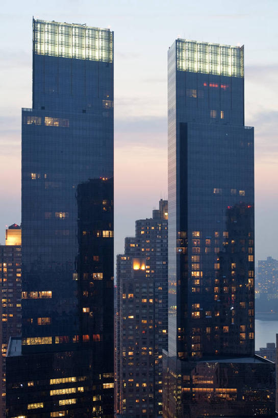 无人,家,高楼大厦,竖图,室外,白天,正面,度假,美景,日落,窗户,城市风光,标志建筑,城市,大厦,地标,建筑,摩天大楼,纽约,美国,阴影,光线,影子,房屋,墙,屋子,景观,晚霞,霞光,落日,公寓,灯光,曼哈顿,娱乐,建设,洋房,楼房,玻璃窗,墙壁,墙面,住宅,黄昏,享受,休闲,景色,彩霞,放松,北美,北美洲,美洲,中央公园,纽约中央公园,百老汇,纽约市,纽约州,帝国之州,帝国州,百老汇大道,百老汇街,北亚美利加洲,亚美利加洲,夕照,薄暮,夕阳,彩图,傍晚,房子,大楼,高层建筑,高楼,摩天楼,59街,第五十九街,第八大道,哥伦布圆环,美利坚合众国,曼哈顿区,纽约县,曼哈顿岛,斜阳,时代华纳中心