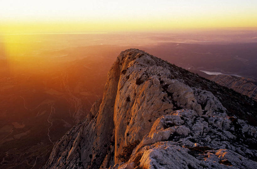 无人,横图,俯视,室外,白天,旅游,度假,石头,美景,日落,山,山脉,法国,欧洲,石子,景观,山顶,山峰,晚霞,霞光,落日,山峦,娱乐,自然,黄昏,群山,享受,休闲,景色,彩霞,放松,西欧,法兰西,自然风光,法兰西共和国,法兰西第五共和国,颠峰,极峰,夕照,薄暮,普罗旺斯.阿尔卑斯.蓝色海岸,普罗旺斯.阿尔卑斯.蓝色海岸大区,罗讷河口省,罗讷河口,石块,岩石,夕阳,彩图,高角度拍摄,傍晚,斜阳,莱斯佩尼斯米拉波