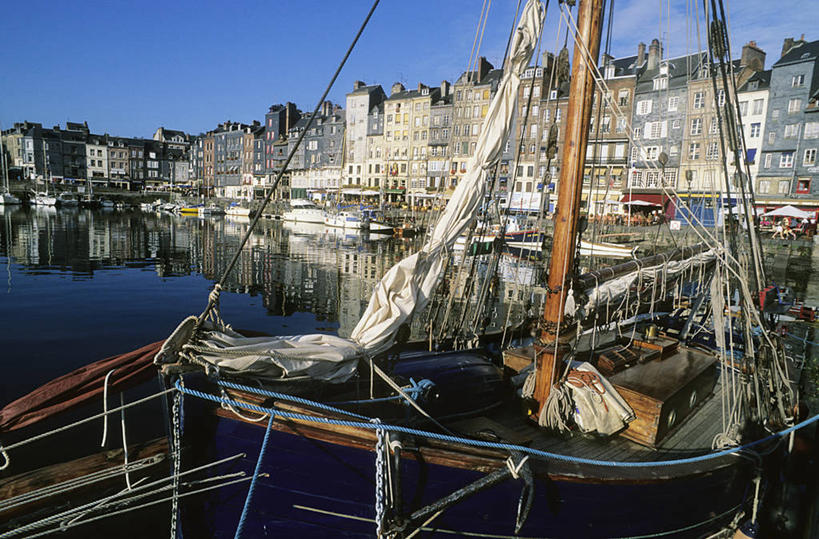 帆船,无人,家,横图,室外,白天,正面,旅游,度假,海浪,海洋,美景,植物,城市风光,城市,建筑,船,法国,欧洲,阴影,光线,影子,房屋,屋子,景观,浪花,公寓,娱乐,建设,洋房,楼房,住宅,树,树木,蓝色,绿色,倒影,蓝天,天空,阳光,自然,海水,交通工具,天,享受,休闲,景色,放松,生长,晴朗,成长,倒映,西欧,法兰西,载具,海景,万里无云,法兰西共和国,法兰西第五共和国,反照,下诺曼底,下诺曼底大区,卡尔瓦多斯省,翁夫勒,大海,风浪,海,海水的波动,近岸浪,涌浪,晴空,晴空万里,彩图,房子