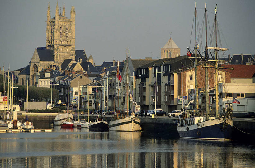 帆船,无人,家,教堂,横图,室外,白天,正面,度假,海浪,海洋,美景,城市风光,城市,船,法国,欧洲,阴影,节日,光线,影子,房屋,屋子,景观,浪花,公寓,文化,娱乐,洋房,楼房,住宅,蓝色,倒影,蓝天,天空,阳光,海水,交通工具,天,祈祷,享受,休闲,健康,景色,放松,许愿,宗教,信仰,晴朗,纪念,祈求,倒映,基督教,西欧,天主教,法兰西,载具,海景,信念,万里无云,法兰西共和国,法兰西第五共和国,反照,上诺曼底,上诺曼底大区,滨海塞纳省,费康,平安,大海,风浪,海,海水的波动,近岸浪,涌浪,晴空,晴空万里,彩图,房子,大教堂,礼拜堂