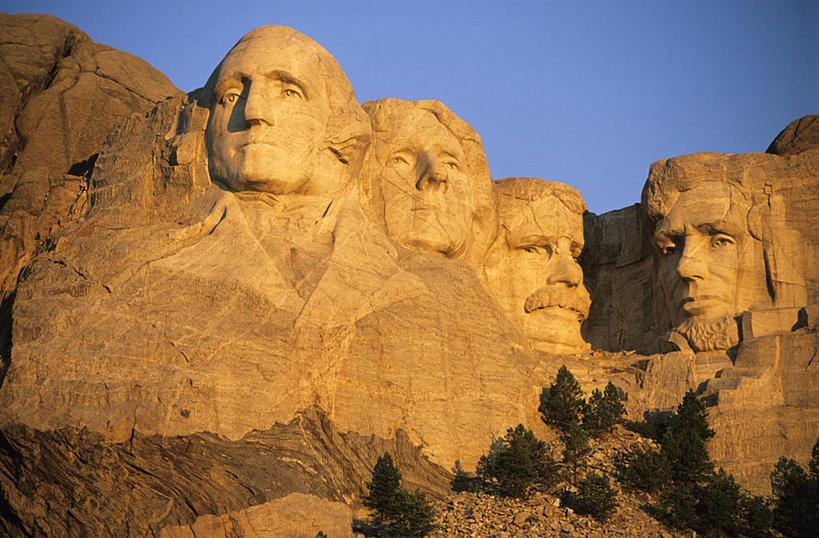 西方人,脸,头,脸颊,无人,四个人,公园,横图,室外,白天,仰视,旅游,度假,石头,美景,山,山脉,植物,雕塑,欧洲,美国,欧洲人,阴影,艺术,装饰,光线,雕刻,雕像,石子,影子,景观,山峰,山峦,娱乐,石雕,树,树木,蓝色,绿色,蓝天,天空,阳光,自然,工艺品,群山,天,享受,休闲,景色,放松,生长,晴朗,成长,纪念,美术,北美,北美洲,国家公园,自然风光,主题,美洲,陈列,南达科他州,拉什莫尔山,拉什莫尔山国家纪念公园,万里无云,功能,美学,北亚美利加洲,亚美利加洲,南达科他,草狼之州,晴朗之州,美国总统山,罗斯摩尔山国家纪念公园,美国总统公园,美利坚合众国总统纪念公园,男人,男性,中年男性,白种人,头部,脸部,脸蛋,面部,石块,岩石,晴空,晴空万里,半身,彩图,低角度拍摄,彭宁顿县,若虚莫山,总统雕像山,美利坚合众国