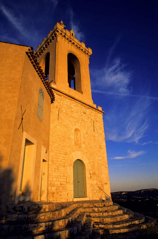 无人,教堂,竖图,室外,白天,仰视,旅游,度假,名胜古迹,植物,楼梯,门,标志建筑,地标,建筑,法国,欧洲,阴影,节日,遗迹,光线,影子,阶梯,墙,云,云朵,拱门,云彩,古迹,文化,文物,娱乐,建设,古建筑,墙壁,墙面,台阶,树,树木,蓝色,绿色,白云,蓝天,天空,阳光,自然,门框,天,祈祷,享受,休闲,健康,旅游胜地,放松,许愿,宗教,信仰,生长,晴朗,成长,纪念,祈求,基督教,西欧,天主教,法兰西,信念,古文明,法兰西共和国,法兰西第五共和国,普罗旺斯.阿尔卑斯.蓝色海岸,普罗旺斯.阿尔卑斯.蓝色海岸大区,罗讷河口省,罗讷河口,平安,晴空,彩图,低角度拍摄,大教堂,礼拜堂,阿洛,马赛区