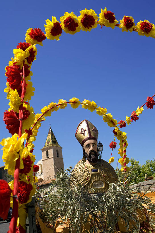 无人,教堂,竖图,室外,白天,仰视,旅游,度假,名胜古迹,植物,标志建筑,地标,建筑,雕塑,法国,欧洲,阴影,节日,遗迹,艺术,装饰,盛开,光线,雕刻,雕像,花环,影子,花蕾,古迹,文化,文物,娱乐,建设,古建筑,花,花瓣,花朵,鲜花,树,树木,蓝色,绿色,蓝天,天空,阳光,自然,工艺品,天,花苞,花蕊,祈祷,享受,休闲,健康,旅游胜地,放松,许愿,宗教,信仰,生长,晴朗,成长,纪念,华丽,修饰,祈求,美术,点缀,基督教,西欧,天主教,法兰西,主题,陈列,信念,古文明,万里无云,法兰西共和国,功能,美学,衬托,美观,雅致,雅观,法兰西第五共和国,普罗旺斯.阿尔卑斯.蓝色海岸,普罗旺斯.阿尔卑斯.蓝色海岸大区,罗讷河口省,罗讷河口,平安,晴空,晴空万里,彩图,低角度拍摄,大教堂,礼拜堂,阿洛,马赛区