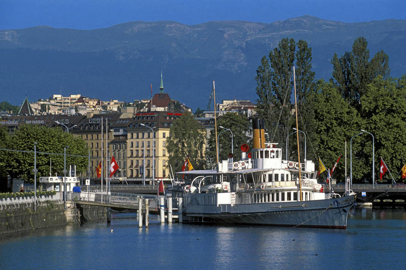无人,家,横图,室外,白天,正面,旅游,度假,湖,湖泊,石头,美景,山,山脉,水,植物,城市风光,城市,建筑,船,瑞士,欧洲,阴影,波纹,光线,石子,影子,房屋,屋子,湖面,景观,山峰,水流,水面,公寓,涟漪,山峦,娱乐,建设,洋房,楼房,莱蒙湖,游轮,住宅,游船,树,树木,蓝色,绿色,倒影,蓝天,水纹,天空,阳光,自然,交通工具,邮轮,波浪,湖水,群山,天,享受,休闲,景色,放松,生长,晴朗,成长,倒映,载具,中欧,万里无云,水晕,日内瓦湖,瑞士联邦,旅游船,莱芒湖,反照,日内瓦,石块,岩石,晴空,晴空万里,彩图,房子