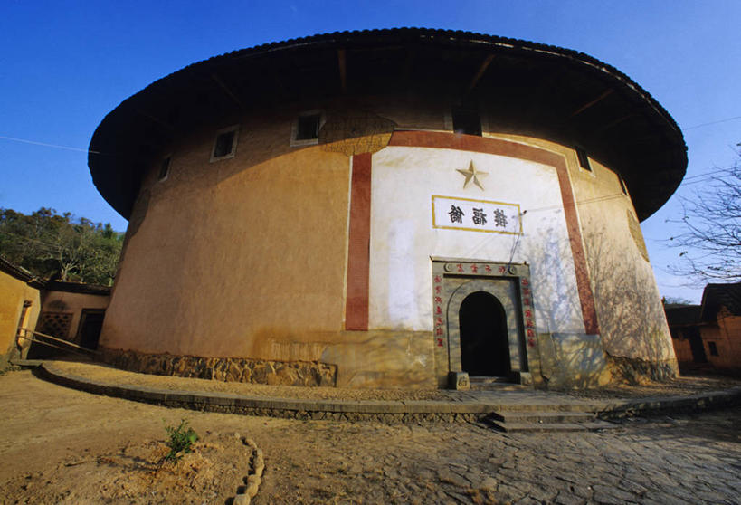 无人,家,横图,室外,白天,仰视,旅游,度假,名胜古迹,植物,门,标志建筑,地标,建筑,中国,亚洲,阴影,遗迹,艺术,光线,标志,书法,文字,影子,字符,房屋,墙,屋子,星星,拱门,古迹,文化,文物,娱乐,标识,建设,古建筑,楼房,墙壁,墙面,住宅,树,树木,蓝色,绿色,蓝天,天空,阳光,自然,门框,天,享受,休闲,星形,汉字,旅游胜地,放松,生长,晴朗,成长,中文,毛笔字,五角形,福建,古文明,东亚,土楼,福建省,永定县,湖坑镇,万里无云,中华人民共和国,华东地区,国文,华文,闽,龙岩,龙岩市,晴空,晴空万里,五角星,彩图,低角度拍摄,房子,中国书法,福建土楼,客家土楼,客家土围楼,圆形围屋