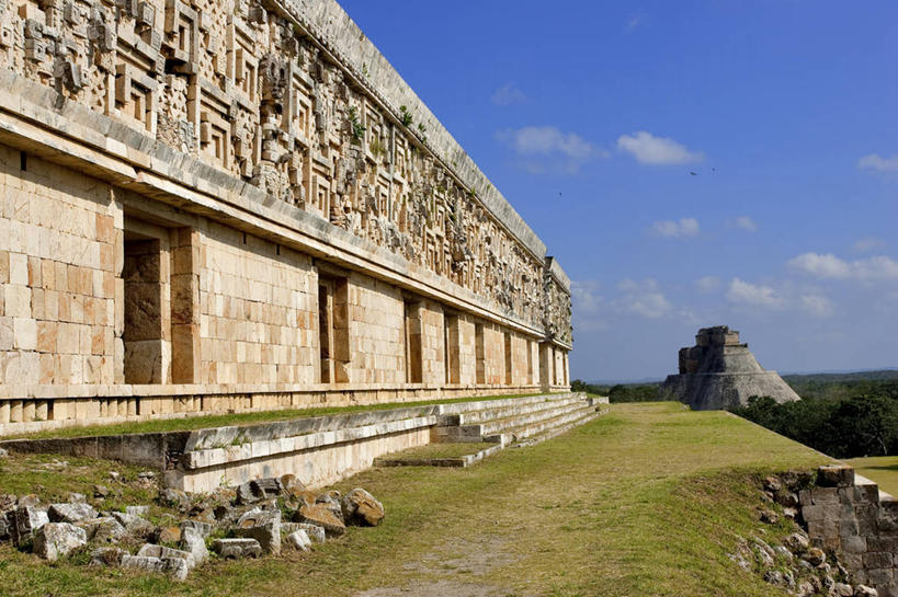无人,横图,室外,白天,正面,旅游,度假,草地,草坪,石头,名胜古迹,植物,标志建筑,地标,建筑,雕塑,墨西哥,阴影,遗迹,艺术,装饰,光线,雕刻,雕像,石子,影子,云,云朵,云彩,古迹,文物,娱乐,建设,古建筑,石雕,废墟,草,树,树木,蓝色,绿色,白云,蓝天,天空,阳光,自然,工艺品,天,享受,休闲,旅游胜地,放松,生长,晴朗,成长,纪念,美术,北美,北美洲,主题,美洲,陈列,古文明,玛雅文明,世界文化遗产,尤卡坦半岛,乌斯马尔,功能,美学,北亚美利加洲,亚美利加洲,墨西哥合众国,仙人掌王国,犹加敦半岛,石块,岩石,晴空,彩图,古城遗址