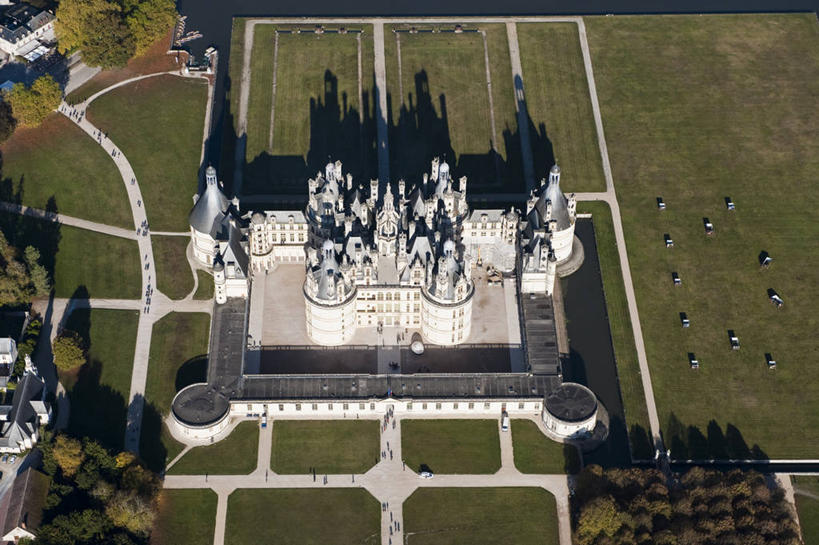 无人,家,横图,俯视,航拍,室外,白天,旅游,度假,草地,草坪,名胜古迹,植物,标志建筑,地标,建筑,法国,欧洲,阴影,遗迹,光线,影子,堡垒,城堡,房屋,屋子,公寓,古迹,文物,娱乐,建设,古建筑,洋房,楼房,住宅,草,树,树木,绿色,阳光,自然,享受,休闲,旅游胜地,放松,生长,成长,西欧,要塞,鸟瞰,法兰西,古文明,法兰西共和国,法兰西第五共和国,设防,卢瓦尔.谢尔省,中央大区,香博堡,彩图,高角度拍摄,房子,香波尔城堡