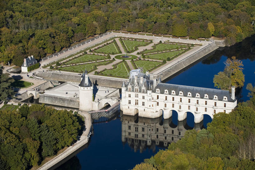 无人,家,横图,俯视,航拍,室外,白天,旅游,度假,草地,草坪,河流,名胜古迹,森林,树林,水,植物,标志建筑,地标,建筑,法国,欧洲,阴影,波纹,遗迹,光线,影子,堡垒,城堡,房屋,屋子,河水,水流,公寓,涟漪,古迹,文物,娱乐,建设,古建筑,洋房,楼房,住宅,草,树,树木,绿色,倒影,水纹,阳光,自然,波浪,享受,休闲,旅游胜地,放松,生长,成长,倒映,西欧,要塞,鸟瞰,法兰西,古文明,法兰西共和国,水晕,法兰西第五共和国,反照,设防,安德尔.卢瓦尔省,中央大区,昂布瓦斯,舍农索城堡,雪侬梭城堡,彩图,高角度拍摄,房子