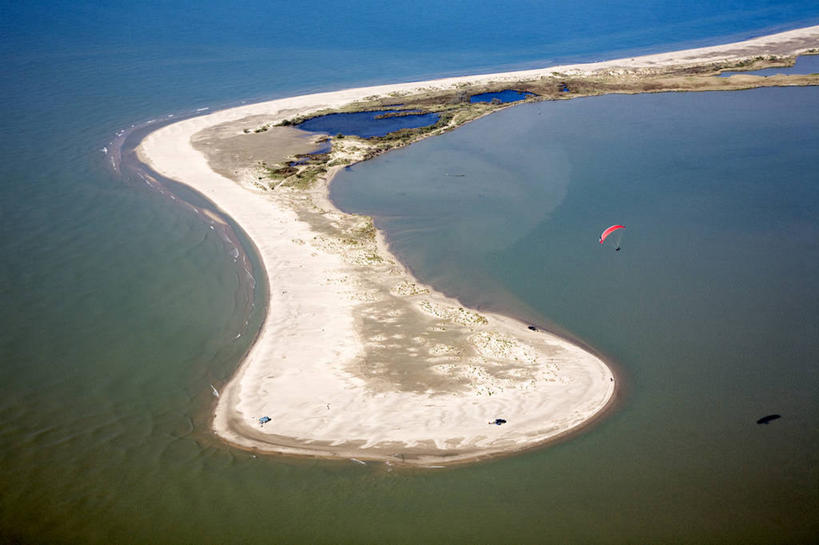 西方人,一个人,跳伞运动员,横图,俯视,航拍,室外,白天,锻炼,旅游,度假,运动,跳伞,海浪,海洋,美景,沙滩,法国,欧洲,欧洲人,仅一个男性,仅一个人,阴影,光线,沙子,影子,海岸,景观,浪花,沙地,娱乐,仅一个年轻男性,阳光,自然,海水,享受,休闲,景色,放松,西欧,鸟瞰,法兰西,自然风光,海景,法兰西共和国,法兰西第五共和国,普罗旺斯.阿尔卑斯.蓝色海岸,普罗旺斯.阿尔卑斯.蓝色海岸大区,罗讷河口省,罗讷河口,体育,跳伞运动,男人,男性,年轻男性,白种人,大海,风浪,海,海水的波动,海滩,近岸浪,涌浪,伞兵,跳伞人,跳伞员,跳伞者,彩图,高角度拍摄,全身,健身