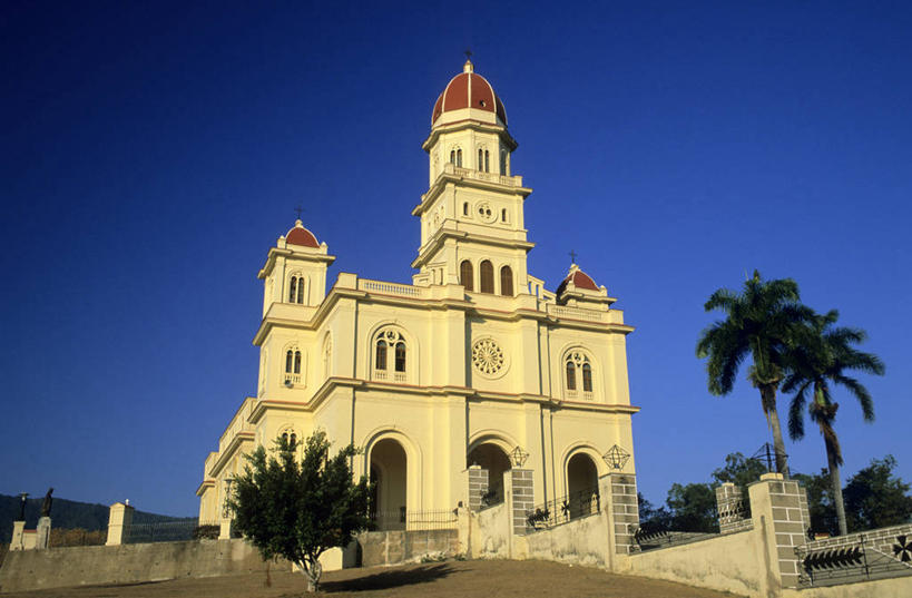 无人,教堂,横图,室外,白天,仰视,旅游,度假,名胜古迹,植物,门,标志建筑,地标,建筑,棕榈树,叶子,古巴,阴影,节日,遗迹,光线,影子,墙,拱门,绿叶,古迹,文化,文物,娱乐,建设,古建筑,墙壁,墙面,树,树木,蓝色,绿色,蓝天,天空,阳光,自然,门框,天,祈祷,享受,休闲,健康,嫩叶,旅游胜地,放松,许愿,宗教,信仰,生长,晴朗,成长,纪念,祈求,北美,北美洲,基督教,天主教,美洲,信念,古文明,棕榈叶,万里无云,北亚美利加洲,亚美利加洲,古巴共和国,平安,叶,叶片,晴空,晴空万里,棕树,棕榈,彩图,低角度拍摄,大教堂,礼拜堂,圣地亚哥省