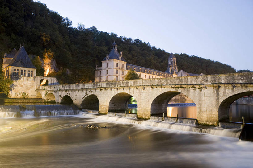 无人,横图,室外,白天,正面,旅游,度假,河流,名胜古迹,水,标志建筑,地标,建筑,桥梁,法国,欧洲,阴影,节日,遗迹,光线,影子,河水,水流,桥,灯光,古迹,文化,文物,娱乐,建设,古建筑,石桥,拱桥,蓝色,蓝天,天空,天,祈祷,享受,休闲,健康,旅游胜地,放松,许愿,宗教,信仰,拱形,晴朗,纪念,人行桥,石拱桥,祈求,基督教,西欧,天主教,法兰西,修道院,信念,古文明,万里无云,法兰西共和国,阿基坦,法兰西第五共和国,多尔多涅省,亚魁当,阿基坦大区,多尔多涅,神学院,修院,隐修院,佩里格,平安,晴空,晴空万里,彩图,佩里格区