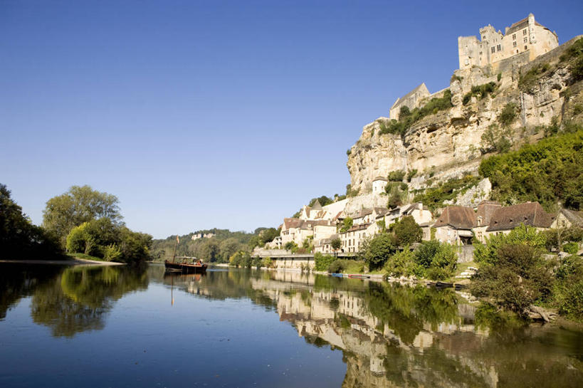 无人,家,横图,室外,白天,正面,旅游,度假,河流,石头,名胜古迹,水,植物,标志建筑,地标,建筑,法国,欧洲,阴影,波纹,遗迹,光线,石子,影子,堡垒,城堡,房屋,屋子,河水,水流,公寓,涟漪,古迹,文物,娱乐,建设,古建筑,洋房,楼房,住宅,树,树木,蓝色,绿色,倒影,蓝天,水纹,天空,阳光,自然,波浪,天,享受,休闲,旅游胜地,放松,生长,晴朗,成长,倒映,西欧,要塞,法兰西,古文明,万里无云,法兰西共和国,阿基坦,水晕,法兰西第五共和国,反照,多尔多涅省,亚魁当,阿基坦大区,设防,多尔多涅,佩里格,石块,岩石,晴空,晴空万里,彩图,房子,佩里格区