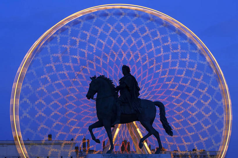 西方人,一个人,无人,坐,横图,室外,夜晚,仰视,旅游,度假,游戏,名胜古迹,标志建筑,地标,建筑,马,野生动物,雕塑,法国,欧洲,欧洲人,仅一个男性,仅一个人,仅一个中年男性,阴影,遗迹,艺术,装饰,光线,雕刻,雕像,影子,摩天轮,灯光,玩,古迹,文物,娱乐,建设,古建筑,一匹,蓝色,蓝天,天空,动物,工艺品,天,享受,休闲,旅游胜地,放松,运输,游乐设施,牲畜,活动,纪念,美术,西欧,发泄,消遣,智力,法兰西,主题,陈列,古文明,法兰西共和国,一尊,首府,费里斯大转轮,功能,美学,里昂,宣泄,法兰西第五共和国,路易十四,太阳王,法国国王,游艺设施,罗讷省,男人,男性,中年男性,白种人,玩耍,嬉戏,坐着,彩图,低角度拍摄,全身,白莱果广场,罗讷.阿尔卑斯,罗讷.阿尔卑斯大区