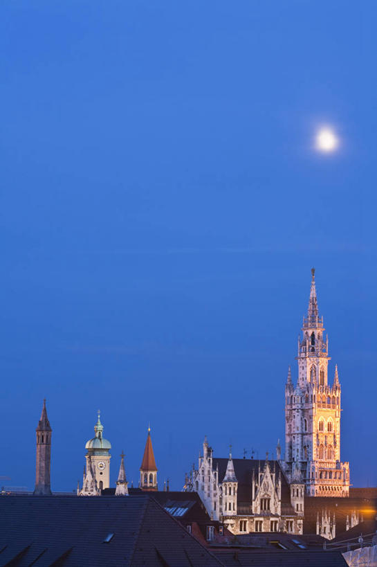 无人,家,竖图,室外,夜晚,正面,旅游,度假,标志建筑,地标,建筑,德国,欧洲,阴影,光线,影子,房屋,屋子,月亮,公寓,灯光,月光,娱乐,建设,洋房,楼房,慕尼黑,住宅,蓝色,蓝天,天空,天,享受,休闲,旅游胜地,放松,明亮,西欧,德意志联邦共和国,首府,皎洁,巴伐利亚,巴伐利亚州,拜恩州,拜恩自由州,慕尼黑新市政厅,彩图,房子