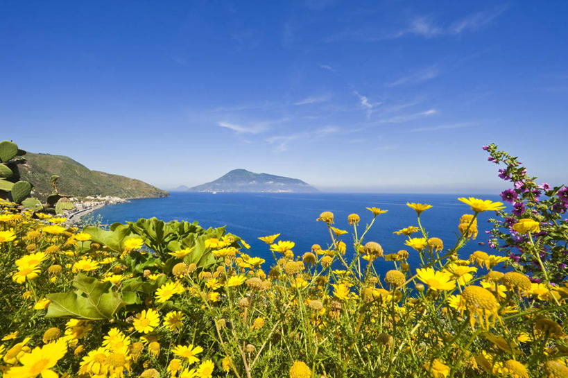 无人,横图,室外,白天,正面,旅游,度假,海浪,海洋,花海,花圃,美景,山,山脉,植物,叶子,意大利,欧洲,阴影,盛开,光线,影子,景观,浪花,山峰,水平线,云,云朵,辽阔,海平线,山峦,花蕾,云彩,娱乐,花,花瓣,花朵,花卉,鲜花,黄色,蓝色,绿色,白云,蓝天,天空,阳光,自然,海水,花丛,花束,花田,群山,天,花苞,花蕊,享受,休闲,广阔,景色,放松,晴朗,一望无际,西西里,南欧,自然风光,海景,意大利共和国,西西里岛,无边无际,一马平川,伊奥利亚群岛,大海,风浪,海,海水的波动,近岸浪,涌浪,晴空,彩图,埃奥利群岛,利帕里群岛,水天相接,水天一线,菲利库迪岛