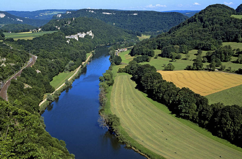 无人,横图,俯视,航拍,室外,白天,旅游,度假,草地,草坪,河流,美景,山,山脉,树林,水,植物,法国,欧洲,阴影,波纹,光线,影子,河水,景观,山峰,水流,涟漪,山峦,娱乐,草,树,树木,蓝色,绿色,倒影,蓝天,水纹,天空,阳光,自然,波浪,群山,天,享受,休闲,景色,放松,生长,晴朗,成长,倒映,西欧,鸟瞰,法兰西,自然风光,万里无云,法兰西共和国,水晕,法兰西第五共和国,反照,弗朗什.孔泰,弗朗什.孔泰大区,杜河,杜省,晴空,晴空万里,彩图,高角度拍摄