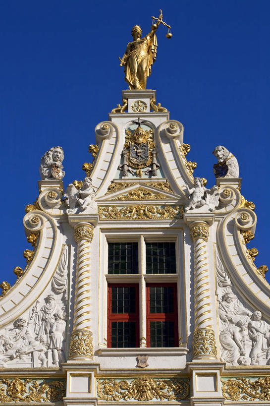 无人,竖图,室外,白天,仰视,旅游,度假,名胜古迹,窗户,标志建筑,地标,建筑,雕塑,比利时,欧洲,阴影,遗迹,艺术,装饰,光线,雕刻,雕像,影子,墙,古迹,文物,娱乐,建设,古建筑,玻璃窗,墙壁,墙面,蓝色,蓝天,天空,阳光,工艺品,天,享受,休闲,旅游胜地,放松,晴朗,纪念,美术,西欧,主题,陈列,古文明,万里无云,省会,功能,美学,比利时王国,布鲁日,西佛兰德省,弗拉芒大区,晴空,晴空万里,彩图,低角度拍摄