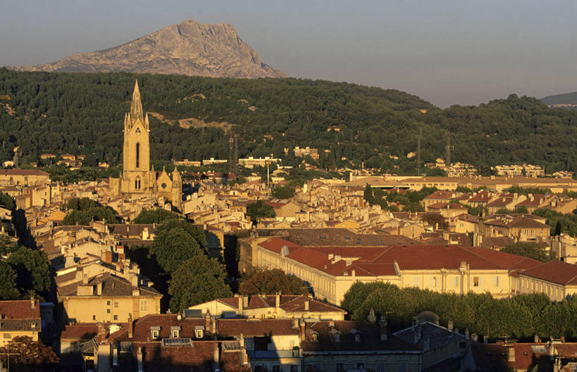 无人,家,教堂,横图,室外,白天,正面,度假,石头,美景,森林,山,山脉,树林,植物,城市风光,城市,法国,欧洲,阴影,节日,光线,石子,影子,房屋,屋子,景观,山峰,公寓,山峦,文化,娱乐,洋房,楼房,住宅,树,树木,蓝色,绿色,蓝天,天空,阳光,自然,群山,天,祈祷,享受,休闲,健康,景色,放松,许愿,宗教,信仰,生长,晴朗,成长,纪念,祈求,基督教,西欧,天主教,法兰西,信念,艾克斯,万里无云,法兰西共和国,法兰西第五共和国,普罗旺斯.阿尔卑斯.蓝色海岸,普罗旺斯.阿尔卑斯.蓝色海岸大区,罗讷河口省,罗讷河口,平安,石块,岩石,晴空,晴空万里,彩图,房子,大教堂,礼拜堂,普罗旺斯地区艾克斯