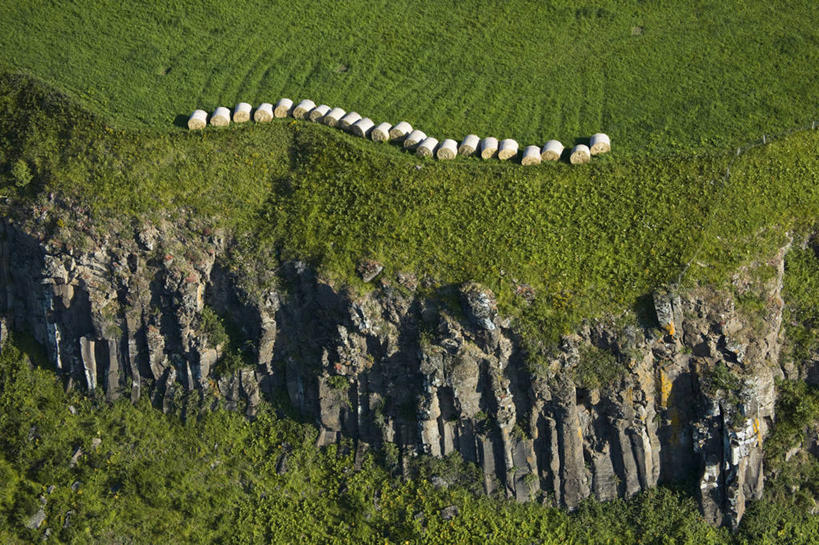 无人,横图,俯视,航拍,室外,白天,旅游,度假,草地,草坪,石头,美景,山,山脉,植物,法国,欧洲,一排,许多,阴影,整齐,光线,石子,影子,景观,山峰,悬崖,干草,山峦,很多,娱乐,草,排列,绿色,阳光,自然,草垛,群山,享受,休闲,景色,放松,西欧,鸟瞰,队列,法兰西,自然风光,法兰西共和国,法兰西第五共和国,绝壁,奥弗涅,奥弗涅大区,干草垛,多姆山,石块,岩石,彩图,高角度拍摄