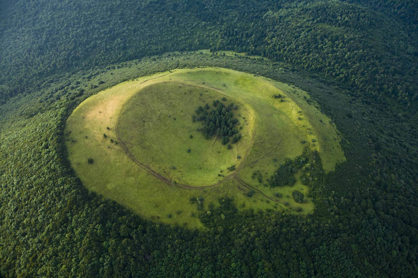 无人,横图,俯视,航拍,室外,白天,旅游,度假,草地,草坪,火山,美景,森林,山,山脉,树林,植物,法国,欧洲,阴影,光线,影子,景观,山峰,山峦,娱乐,草,树,树木,绿色,阳光,自然,群山,享受,休闲,景色,放松,生长,成长,西欧,鸟瞰,法兰西,自然风光,法兰西共和国,法兰西第五共和国,奥弗涅,奥弗涅大区,多姆山,活火山,彩图,高角度拍摄