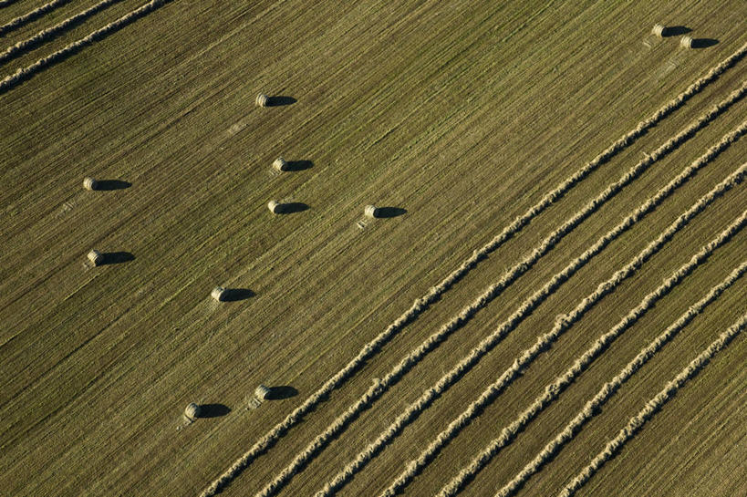 无人,农田,横图,俯视,航拍,室外,白天,旅游,度假,农业,庄稼,农作物,美景,法国,欧洲,阴影,丰收,光线,影子,稻田,景观,干草,娱乐,阳光,自然,草垛,享受,休闲,景色,放松,收获,勃艮第,西欧,鸟瞰,法兰西,自然风光,法兰西共和国,法兰西第五共和国,勃艮第大区,干草垛,索恩.卢瓦尔省,彩图,高角度拍摄,耕地,庄稼田