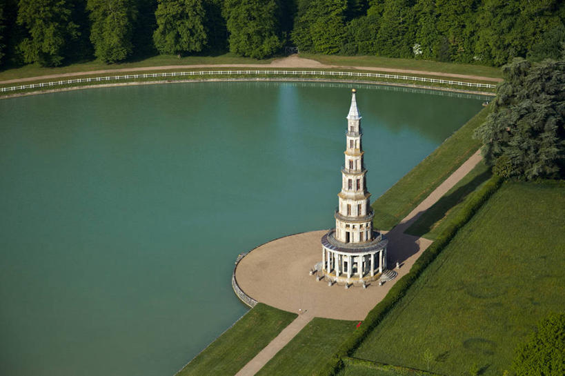 无人,横图,俯视,航拍,室外,白天,旅游,度假,草地,草坪,名胜古迹,植物,标志建筑,地标,建筑,法国,欧洲,阴影,波纹,遗迹,光线,影子,池塘,水池,塔,涟漪,古迹,文物,娱乐,建设,古建筑,宝塔,佛塔,草,树,树木,绿色,倒影,水纹,阳光,自然,波浪,享受,休闲,旅游胜地,放松,生长,成长,倒映,西欧,鸟瞰,法兰西,古文明,法兰西共和国,水晕,法兰西第五共和国,浮图,浮屠,反照,安德尔.卢瓦尔省,中央大区,昂布瓦斯,彩图,高角度拍摄,塔婆,浮图塔,浮头,佛图