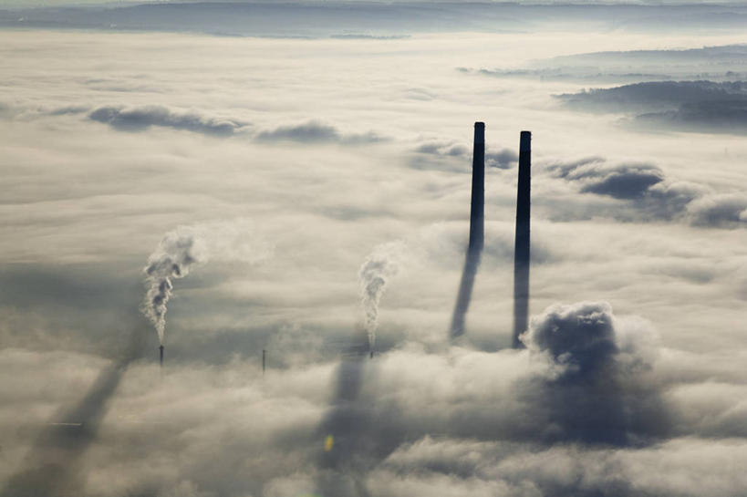 无人,工厂,停车场,横图,俯视,航拍,室外,白天,法国,欧洲,阴影,电力,光线,电线,电线杆,线,影子,烟雾,电能,线路,阳光,工业,电,电源,污染,危害,西欧,鸟瞰,法兰西,能量,有害,法兰西共和国,法兰西第五共和国,法兰西岛,环境污染,伊夫林省,法兰西岛大区,彩图,高角度拍摄,泊车场,制造厂,大气污染,生产工厂