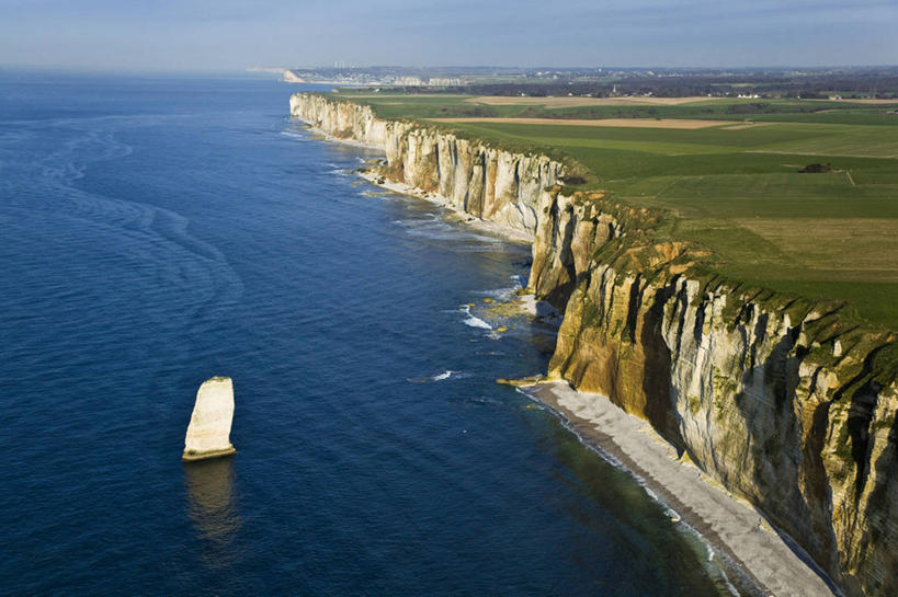 无人,横图,俯视,航拍,室外,白天,旅游,度假,草地,草坪,海浪,海洋,石头,美景,植物,法国,欧洲,阴影,光线,石子,影子,景观,浪花,水平线,悬崖,辽阔,海平线,娱乐,草,蓝色,绿色,蓝天,天空,阳光,自然,海水,天,享受,休闲,广阔,景色,放松,晴朗,一望无际,西欧,鸟瞰,法兰西,自然风光,海景,万里无云,法兰西共和国,法兰西第五共和国,绝壁,无边无际,一马平川,上诺曼底,上诺曼底大区,滨海塞纳省,费康,大海,风浪,海,海水的波动,近岸浪,石块,岩石,涌浪,晴空,晴空万里,彩图,高角度拍摄,水天相接,水天一线