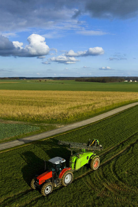 无人,农田,竖图,俯视,航拍,室外,白天,仰视,旅游,度假,农业,庄稼,农作物,美景,汽车,法国,欧洲,一辆,地平线,景观,云,云朵,辽阔,地面,云彩,娱乐,车,蓝色,白云,蓝天,天空,自然,交通工具,天,享受,休闲,广阔,机械,景色,放松,晴朗,一望无际,西欧,鸟瞰,法兰西,自然风光,载具,延伸,拖拉机,法兰西共和国,天地相交,法兰西第五共和国,交通运输,农用机械,无边无际,一马平川,上诺曼底,上诺曼底大区,晴空,彩图,低角度拍摄,高角度拍摄,耕地,庄稼田,厄尔省,莱桑代利区,盖隆