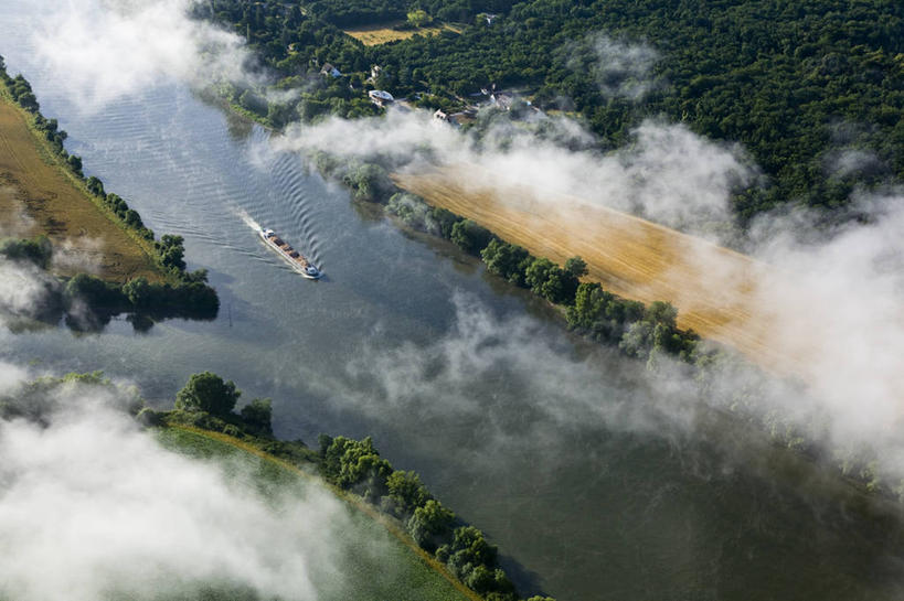 无人,横图,俯视,航拍,室外,白天,旅游,度假,草地,草坪,河流,美景,树林,水,植物,船,法国,欧洲,一艘,阴影,波纹,飞溅,溅,光线,液体,影子,河水,景观,水滴,水流,涟漪,娱乐,水珠,草,树,树木,绿色,倒影,水纹,阳光,自然,船尾波,交通工具,波浪,享受,休闲,景色,放松,生长,成长,倒映,西欧,鸟瞰,喷洒,法兰西,自然风光,载具,货船,法兰西共和国,水晕,法兰西第五共和国,法兰西岛,反照,法兰西岛大区,瓦兹河谷省,瓦勒德瓦兹省,彩图,高角度拍摄,商船
