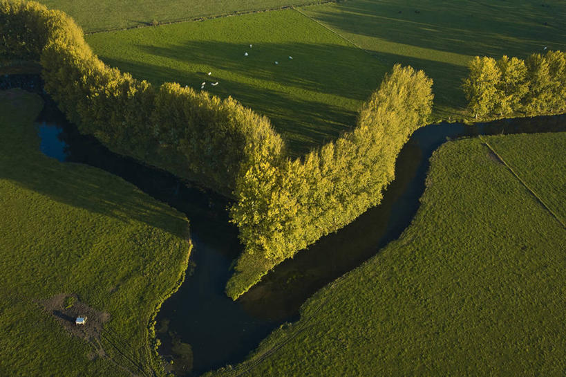 无人,横图,俯视,航拍,室外,白天,旅游,度假,草地,草坪,河流,美景,树林,水,植物,法国,欧洲,阴影,波纹,光线,影子,河水,景观,水流,涟漪,娱乐,草,树,树木,绿色,倒影,水纹,阳光,自然,波浪,享受,休闲,景色,放松,生长,成长,倒映,西欧,鸟瞰,法兰西,自然风光,法兰西共和国,水晕,法兰西第五共和国,反照,上诺曼底,上诺曼底大区,彩图,高角度拍摄,厄尔省