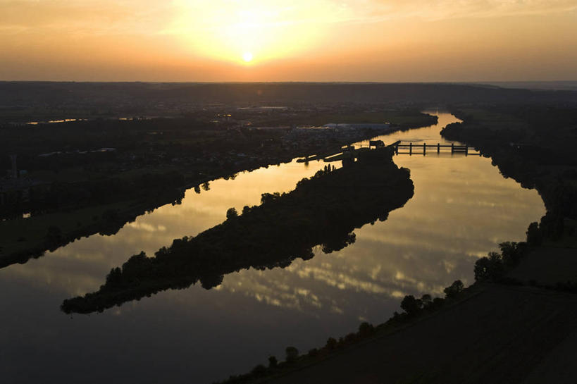 无人,横图,俯视,航拍,室外,白天,旅游,度假,河流,美景,日落,树林,水,植物,桥梁,法国,欧洲,波纹,地平线,河水,景观,水流,晚霞,霞光,落日,桥,辽阔,地面,涟漪,背光,娱乐,石桥,拱桥,树,树木,绿色,倒影,水纹,自然,黄昏,波浪,享受,休闲,广阔,景色,彩霞,放松,拱形,生长,成长,人行桥,石拱桥,一望无际,倒映,西欧,鸟瞰,法兰西,自然风光,延伸,逆光,法兰西共和国,天地相交,水晕,法兰西第五共和国,无边无际,一马平川,夕照,反照,薄暮,上诺曼底,上诺曼底大区,夕阳,彩图,高角度拍摄,傍晚,厄尔省,莱桑代利区,斜阳,圣皮耶尔拉加朗