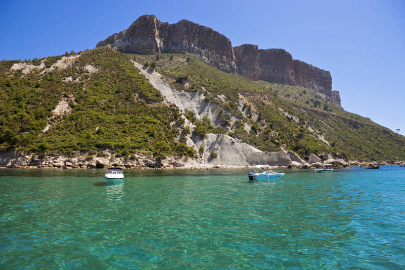 无人,横图,室外,白天,正面,旅游,度假,草地,草坪,海浪,海洋,石头,美景,沙滩,植物,法国,欧洲,阴影,光线,沙子,石子,影子,海岸,景观,浪花,沙地,娱乐,草,树,树木,蓝色,绿色,蓝天,天空,阳光,自然,海水,天,享受,休闲,景色,放松,生长,晴朗,成长,西欧,法兰西,自然风光,海景,卡西斯,万里无云,法兰西共和国,法兰西第五共和国,罗纳河口,普罗旺斯.阿尔卑斯.蓝色海岸,普罗旺斯.阿尔卑斯.蓝色海岸大区,罗讷河口省,大海,风浪,海,海水的波动,海滩,近岸浪,石块,岩石,涌浪,晴空,晴空万里,彩图